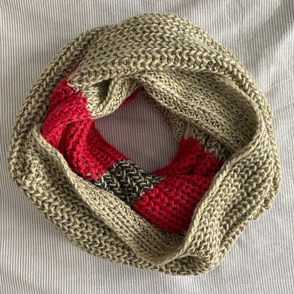 Roots Colour-Block Chunky Knit Infinity Scarf - Picture 10 of 12